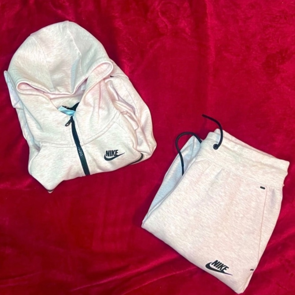 NIKE TRACKSUIT